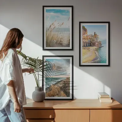 Komplet 3 slik v okvirju z motivi pokrajin plaže, pečin in mesta