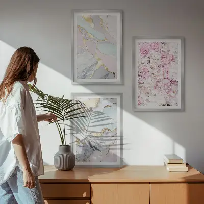 Večdelna slika v okvirju rožnate rože v marmornih pastelnih odtenkih