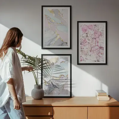 Večdelna slika v okvirju rožnate rože v marmornih pastelnih odtenkih