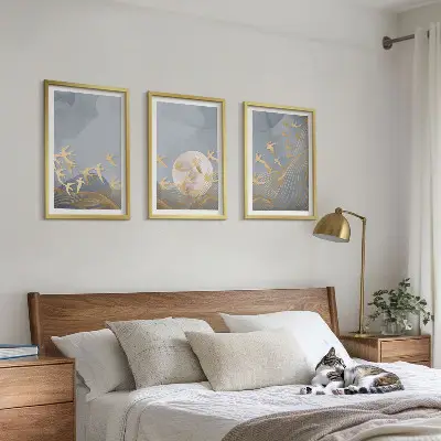 Ptice letijo po nebu triptih v okvirju