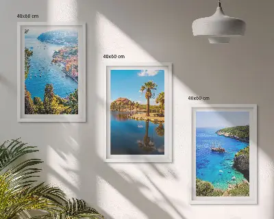 Večdelna slika v okvirju z motivom obmorskih palem in modre vode