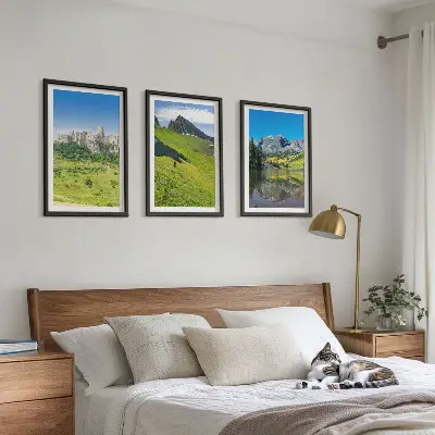 Zeleni griči z gradom komplet 3 slik v okvirju