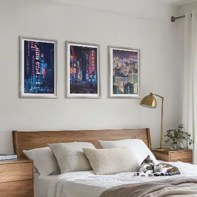 Večdelna slika v okvirju z motivom neonskih luči nočnega mesta