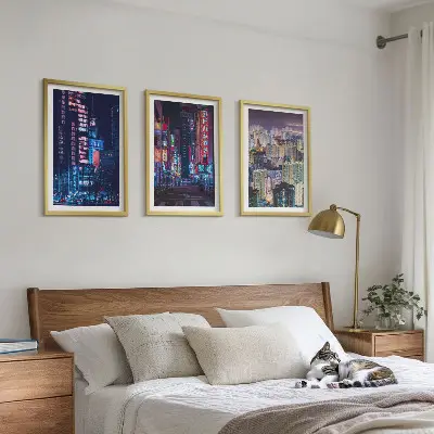 Večdelna slika v okvirju z motivom neonskih luči nočnega mesta