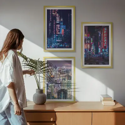 Večdelna slika v okvirju z motivom neonskih luči nočnega mesta
