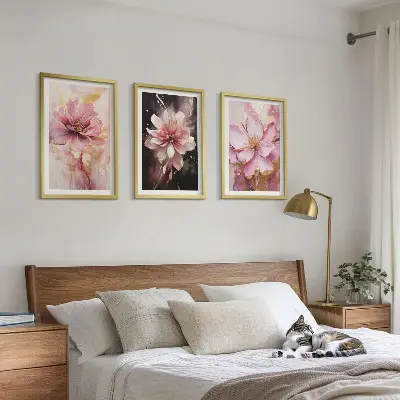 Večdelna slika v okvirju cvetlične kompozicije iz vrtnic v beli barvi