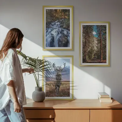 Večdelna slika v okvirju z motivom slapa, gora, gozda in jelena v naravi