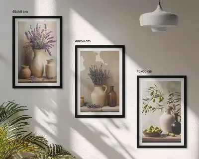 Komplet 3 slik v okvirju z motivom rož v vazah, oliv in dekoracij