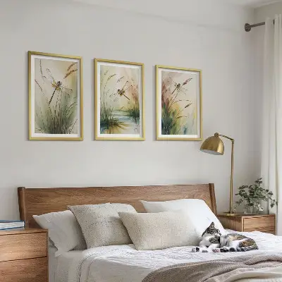 Komplet 3 slik v okvirju motiv kačjih pastirjev s travo in vodo