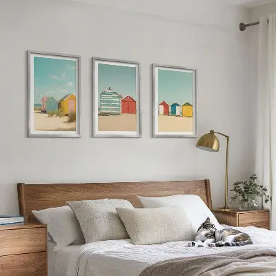 Triptih v okvirju barvite hiše, plaža in sonce