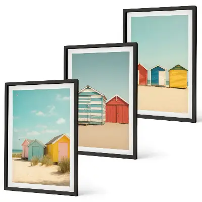 Triptih v okvirju barvite hiše, plaža in sonce