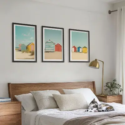 Triptih v okvirju barvite hiše, plaža in sonce