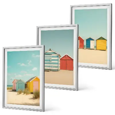 Triptih v okvirju barvite hiše, plaža in sonce