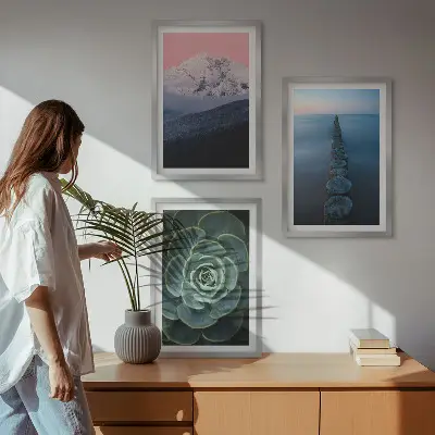 Večdelna slika v okvirju z motivom gora, rožnatega neba, vode in sukulent