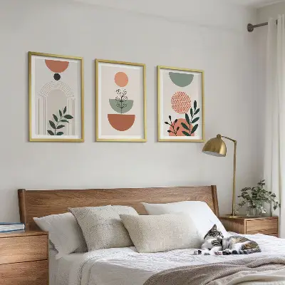 Večdelna slika v okvirju s sodobnimi rastlinskimi motivi