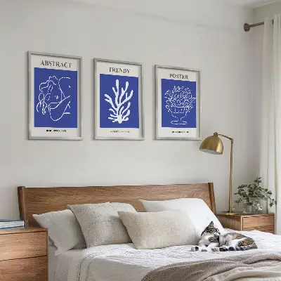 Komplet 3 modrih plakatov v okvirju elegantni posterji