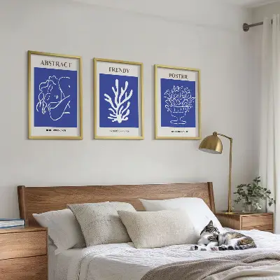 Komplet 3 modrih plakatov v okvirju elegantni posterji
