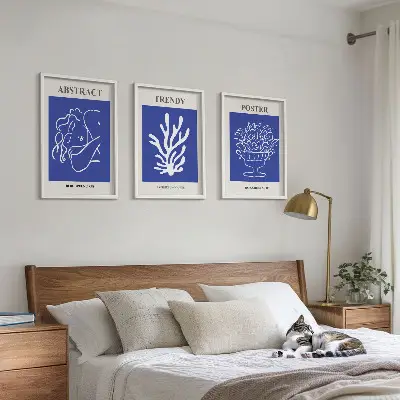 Komplet 3 modrih plakatov v okvirju elegantni posterji