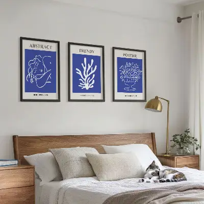 Komplet 3 modrih plakatov v okvirju elegantni posterji