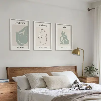 Večdelna slika v okvirju z abstraktnimi pastelnimi figurami