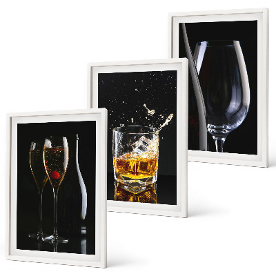 Set 3 slik v okvirju Kozarci vina in viskija na črnem ozadju