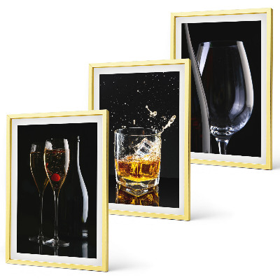 Set 3 slik v okvirju Kozarci vina in viskija na črnem ozadju
