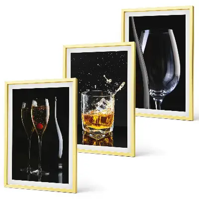 Komplet 3 slik v okvirju kozarec za vino in viski na črnem ozadju