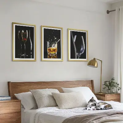 Komplet 3 slik v okvirju kozarec za vino in viski na črnem ozadju