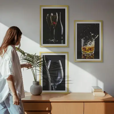 Komplet 3 slik v okvirju kozarec za vino in viski na črnem ozadju
