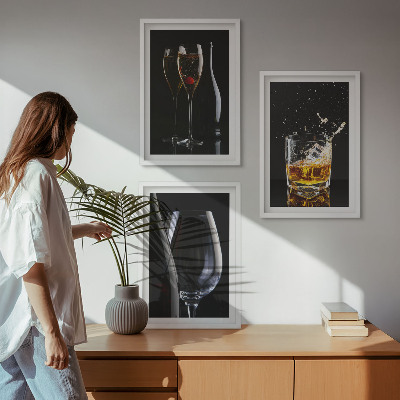 Set 3 slik v okvirju Kozarci vina in viskija na črnem ozadju