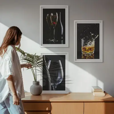 Komplet 3 slik v okvirju kozarec za vino in viski na črnem ozadju