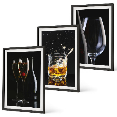 Set 3 slik v okvirju Kozarci vina in viskija na črnem ozadju