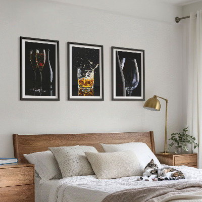 Set 3 slik v okvirju Kozarci vina in viskija na črnem ozadju