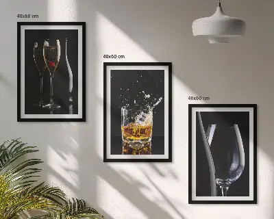 Komplet 3 slik v okvirju kozarec za vino in viski na črnem ozadju
