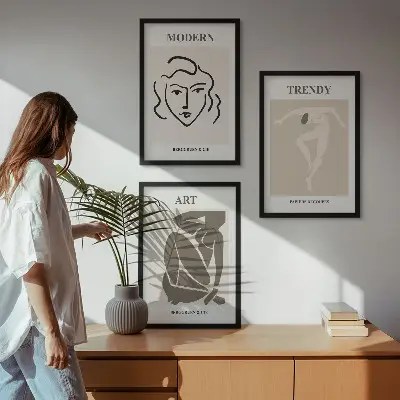 Večdelna slika v okvirju z motivom barvnih abstraktnih portretov