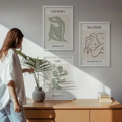 Večdelna slika v okvirju z elegantno zasnovo rastlinskih motivov