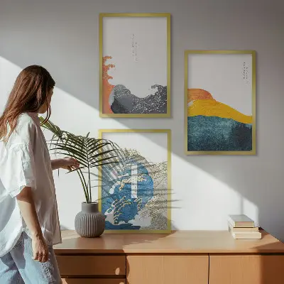 Triptih v okvirju z motivom valov v japonskem grafičnem slogu