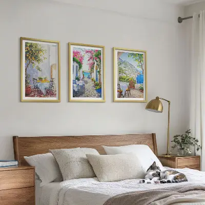 Večdelna slika v okvirju z motivom očarljivih ulic, rastlin in morja