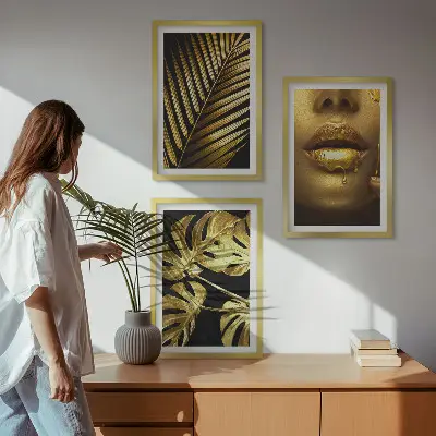 Večdelna slika v okvirju ženska usta z monstero in palmami