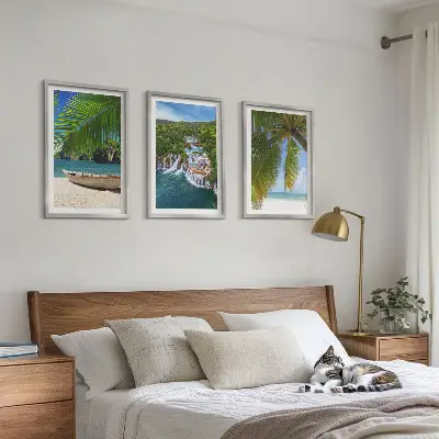 Večdelna slika v okvirju s motivom plaže, čolna, slapov in palm