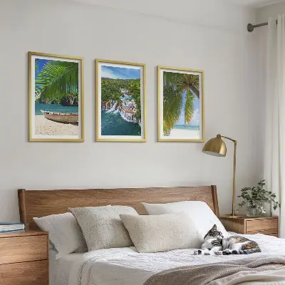 Večdelna slika v okvirju s motivom plaže, čolna, slapov in palm