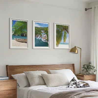 Večdelna slika v okvirju s motivom plaže, čolna, slapov in palm