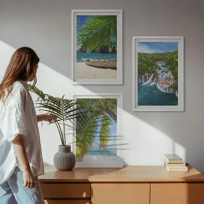 Večdelna slika v okvirju s motivom plaže, čolna, slapov in palm