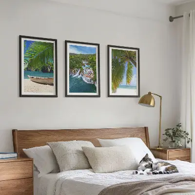 Večdelna slika v okvirju s motivom plaže, čolna, slapov in palm