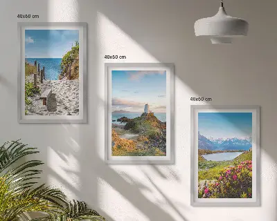 Triptih v okvirju z motivom plaže, svetilnika, gora in rož