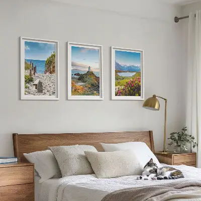 Triptih v okvirju z motivom plaže, svetilnika, gora in rož