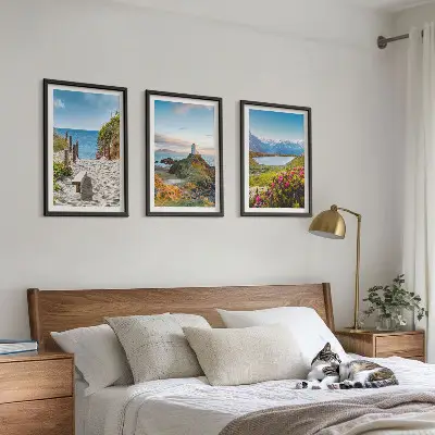 Triptih v okvirju z motivom plaže, svetilnika, gora in rož