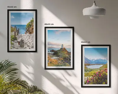 Triptih v okvirju z motivom plaže, svetilnika, gora in rož