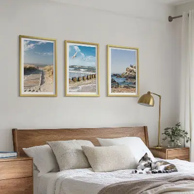 Večdelna slika v okvirju lesena pot ob plaži in pečine