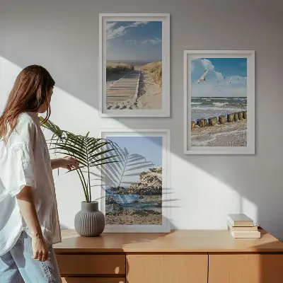 Večdelna slika v okvirju lesena pot ob plaži in pečine